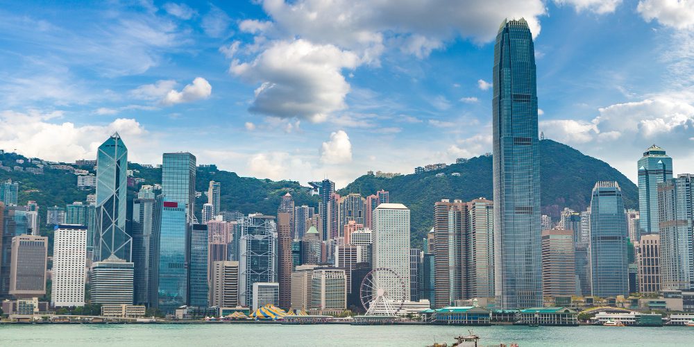 【香港再成富豪天堂】新資本投資者入境計劃近1200宗申請，狂吸金370億港元！｜胡康邦移民顧問